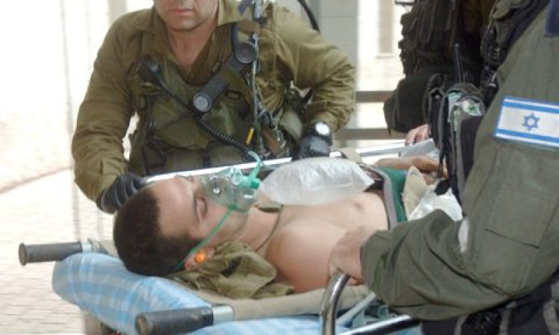 פינוי החייל הפצוע לבית החולים [צילום: פלאש 90]