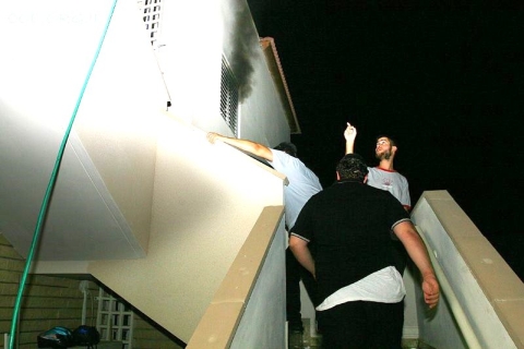 השכנים מנסים לחלץ את בני המשפחה [צילום: יואל בלינקו/COL]