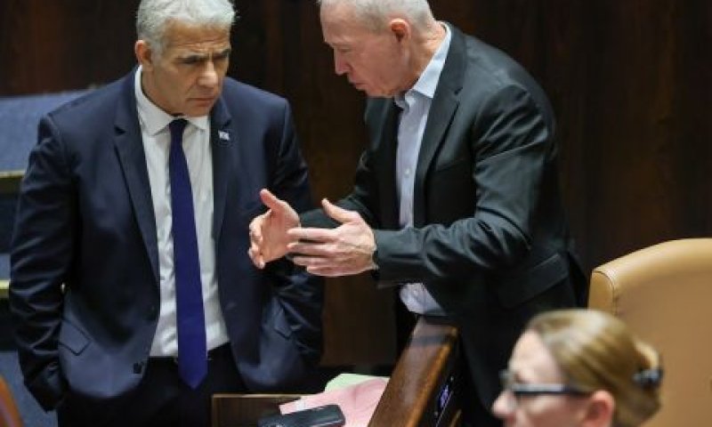 גלנט ולפיד במליאת הכנסת [צילום: נועם מושקוביץ/דוברות הכנסת]