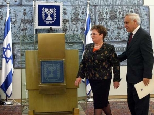 דחיפה קלה לגילה. אל תסתירי
