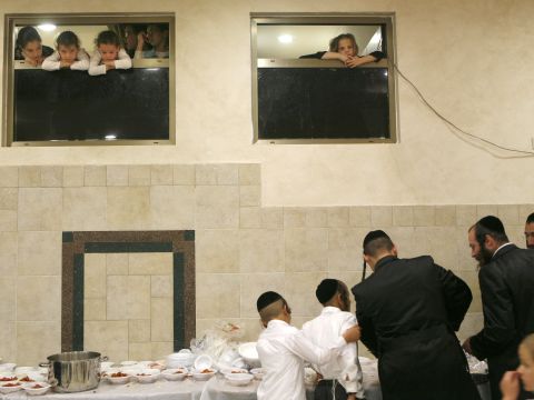סעודת מצווה. המלצר לא יקבל [צילום: פלאש 90]