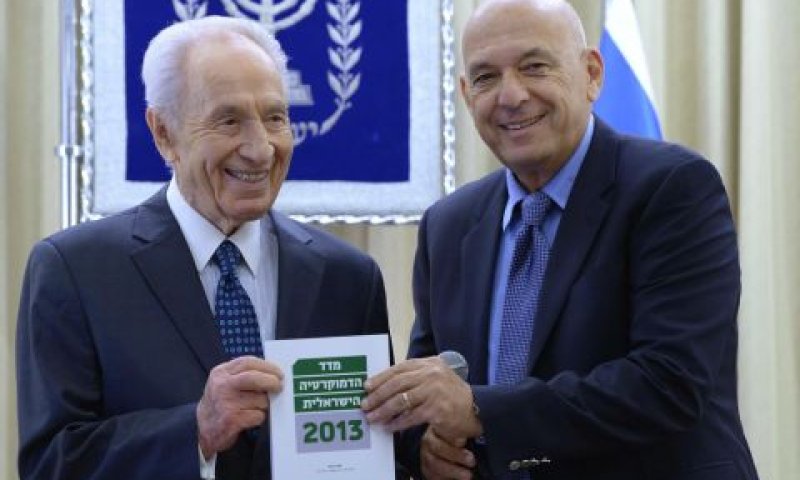 הנשיא פרס מקבל את הסקר מידי ד"ר אריק כרמון [צילום: מארק ניימן/לע"מ]