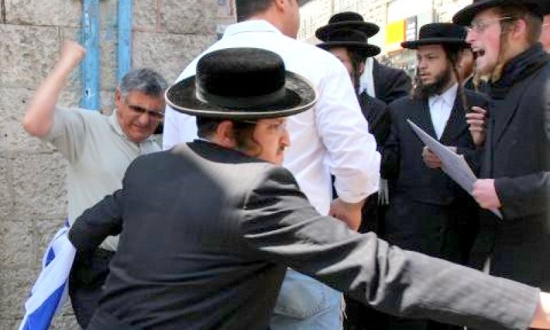 הקרב על הדגל במאה שערים[צילום: פלאש 90]