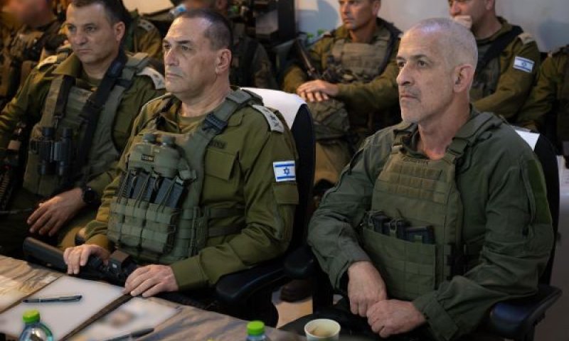 רונן בר ואייל זמיר בהערכת מצב [צילום: דובר צה''ל]