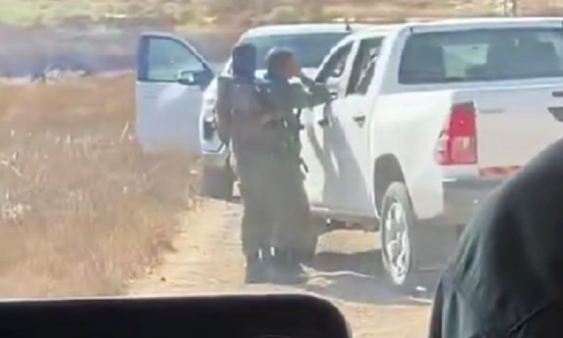 "מתנחלים מנופפים ברובי M-4 חסמו אותי ואמריקנים אחרים" [צילום: מתוך חשבון ה-X של רו קאנה]