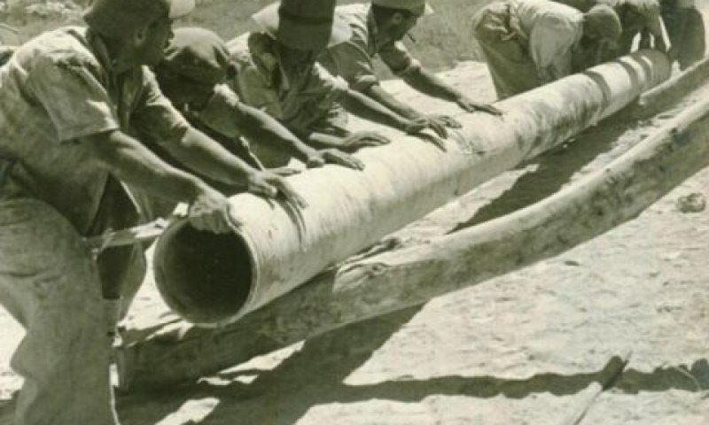 הנחת הצינורות לקו השילוח, יולי 1948 [צילום: א' הימלרייך]