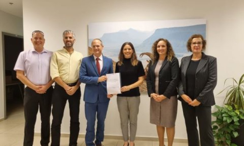 טל מילס ראש המועצה הישראלית לבנhיה ירוקה, גלית כהן מנכ"ל המשרד להגנת הסביבה, השרים תמר זנדברג ועודד פורר, יובל אדמון סגן ראש המועצה הלאומית לכלכלה והד"ר ארז ברקאי פקיד היערות הראשי במשרד החקלאות