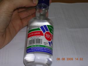 בקבוק חומצה אצטית. צילום: משרד הבריאות