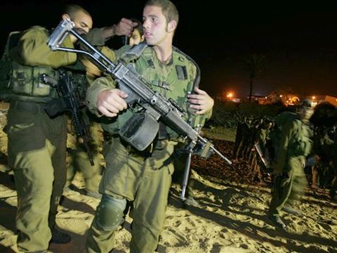 מבצע "גשמי קיץ" יוצא לדרך. כוחות צה"ל נכנסים לדרום רצועת עזה. מטוסים קרב מפציצים גשרים. תותחים יורים לעבר עמדות מחבלים. צה"ל משתלט על שדה התעופה של רצועת עזה.