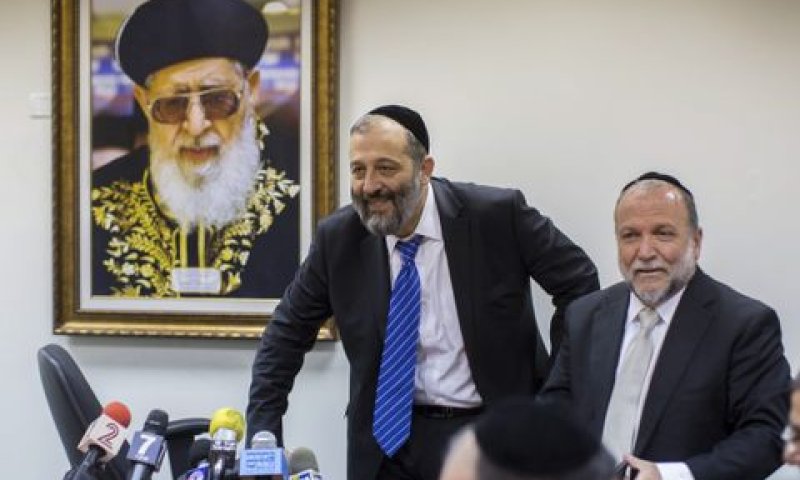 ש"ס. אבא מסתכל מלמעלה [צילום: פלאש 90]