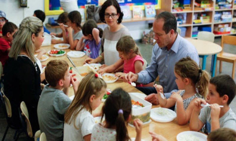ראש העיר ניר ברקת וסגנית ראש העיר רחל עזריה מבקרים בגן ילדים בפיילוט תזונה בריאה לפני שנה [צילום: פלאש 90]