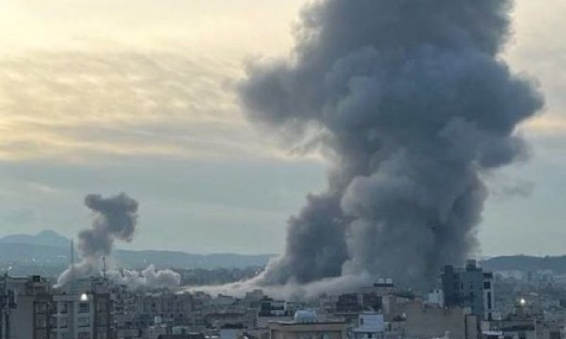 עשן מיתמר מעל הבנין שהופצץ [צילום: רשתות חברתיות]