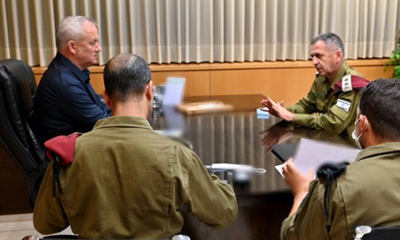 גנץ וכוכבי. התקיפות יורחבו [צילום: אריאל חרמוני, משרד הביטחון]