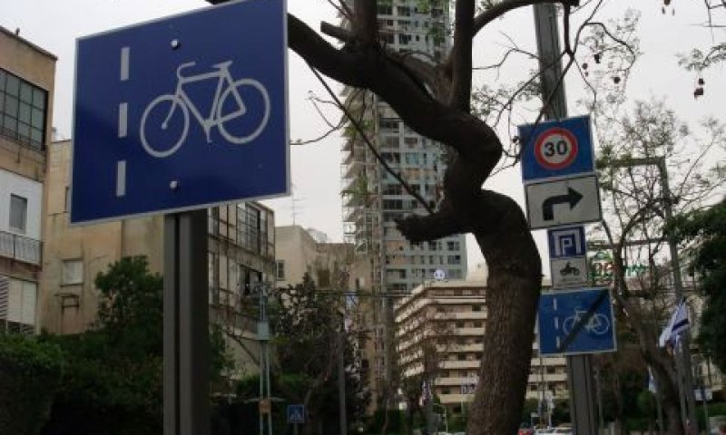 שביל לרוכבי אופניים בתל אביב. משם לא גוררים [צילום: איתמר לוין]
