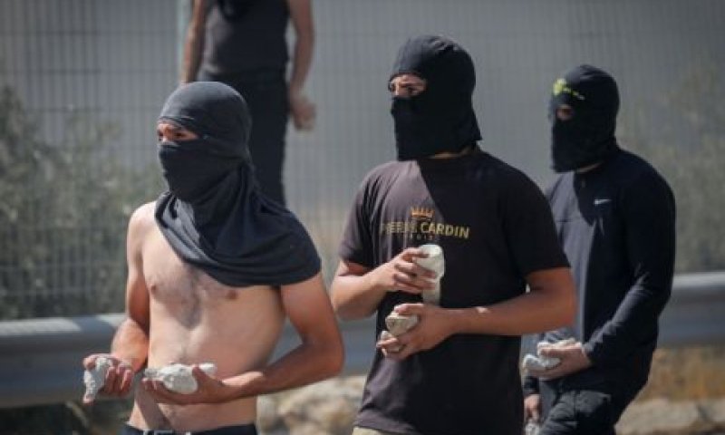 פלשתינים אוחזים אבנים כדי ליידות על חיילים [צילום: וויסאם השלמון/פלאש 90]