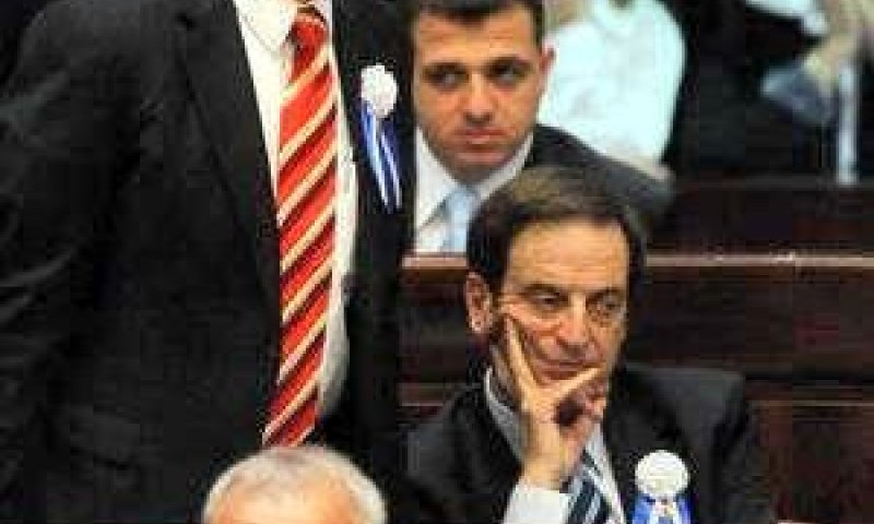 דן מרידור (בתחתית התמונה) [לע"מ]