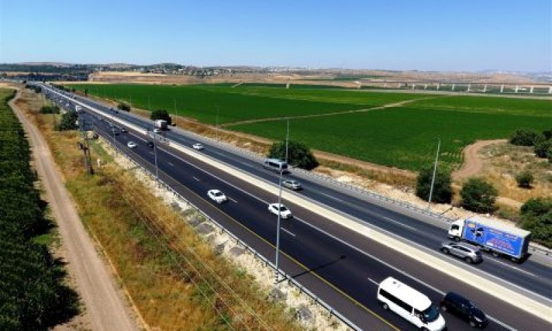 כביש מספ' 1 [צילום: דב גרינבלט, החברה להגנת הטבע]