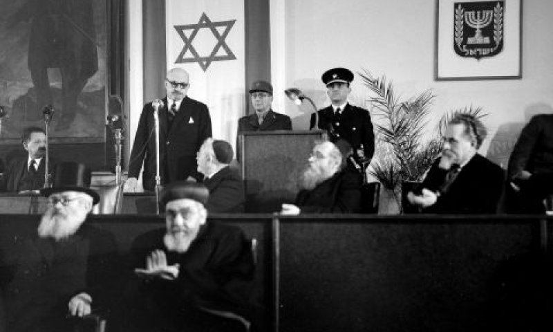 פרופסור חיים ויצמן נושא דברים מעל בימת הכנסת לאחר טקס הכתרתו לנשיא המדינה הראשון של מדינת ישראל [צילום: הוגו מנדלסון/לע"מ]