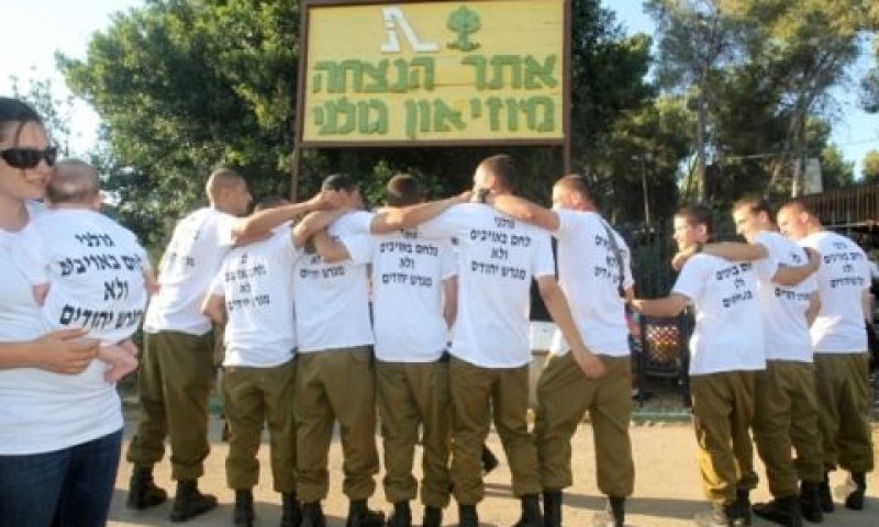 החיילים המוחים [צילום: מרים צחי]
