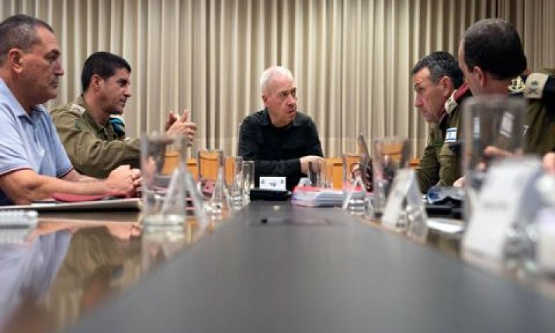 יואב גלנט בהערכת מצב עם הרצי הלוי ואייל זמיר [צילום: תקשורת שר הביטחון]