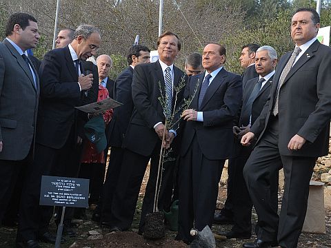 נשיא איטליה סילביו ברלוסקוני נוטע עץ ביער קק"ל בישראל כשהוא מלווה ביו"ר קק"ל אפי שטנצלר ובכירים נוספים [צילום: גיא אסייג]