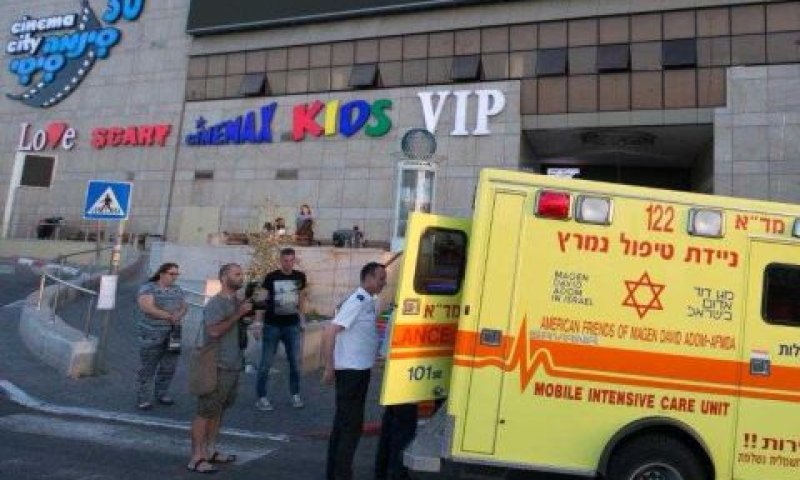 האמבולנס ליד הסינמה סיטי [צילום: יחזקאל איטקין]