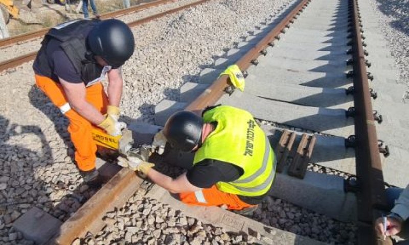 עובדים עם קסדות [צילום: רכבת ישראל]