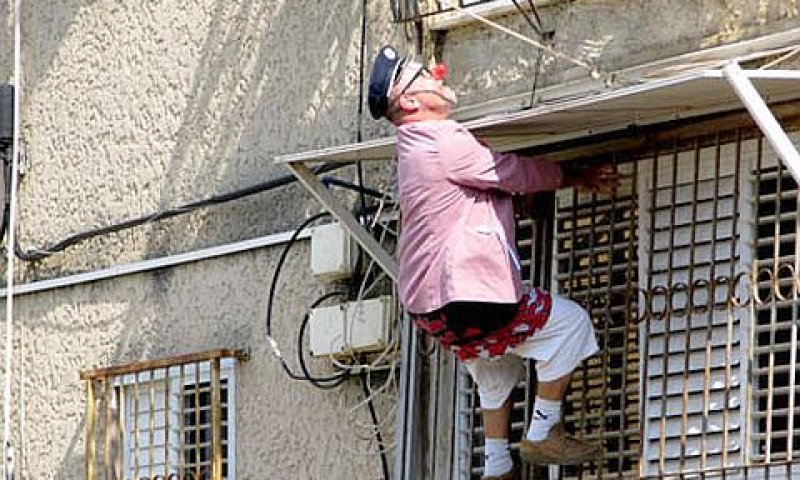 ליצנים פשטו על עכו