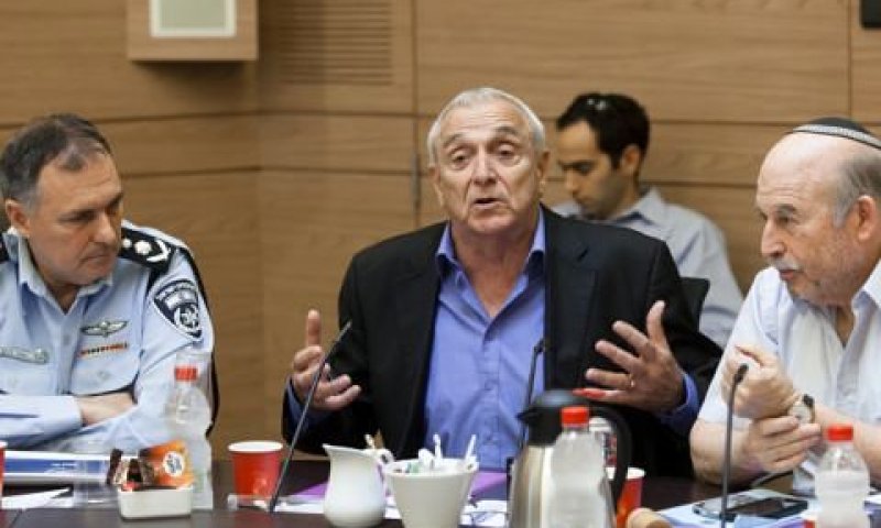 אהרונוביץ' (במרכז). מעל 290 אלף כלי נשק מסתובבים [צילום: פלאש 90]