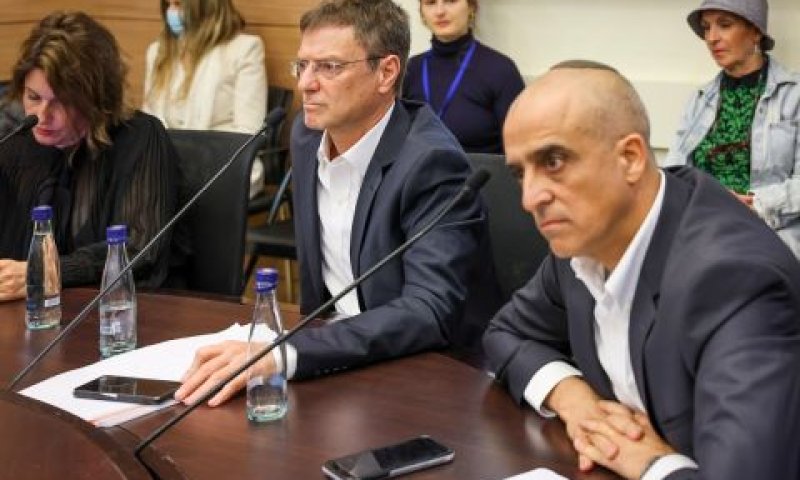 נציגי דואר ישראל מישאל וקנין ודוד לרון [צילום: נועם מושקוביץ/דוברות הכנסת]