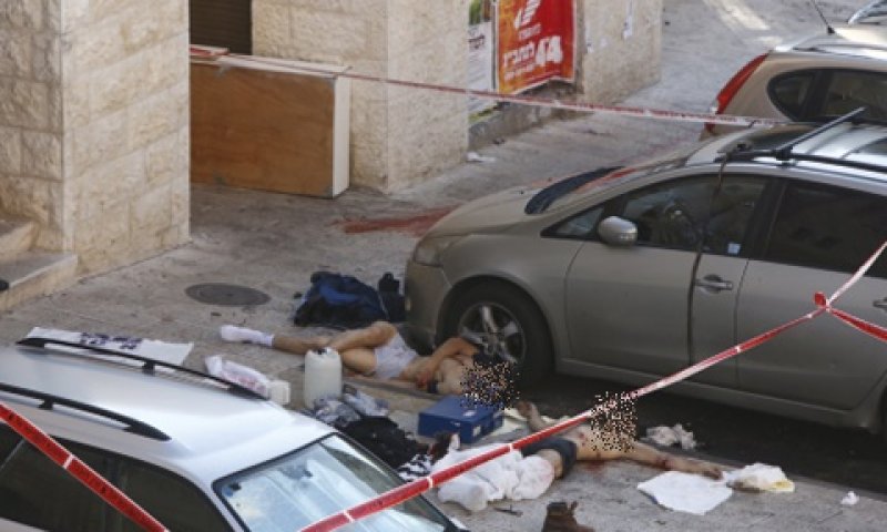 גופות המחבלים בפתח בית הכנסת [צילום: פלאש 90]