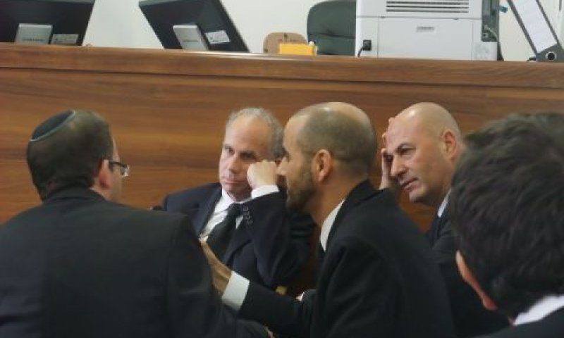 שמחוני (ראשון מימין) ואדרת (שלישי מימין) במשפט ליברמן