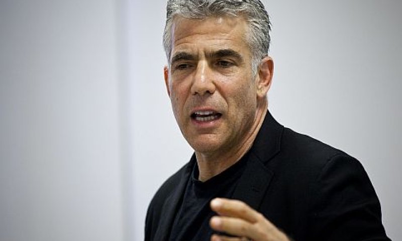 לפיד. הכרת הטוב כלפי חבר [צילום: פלאש 90]