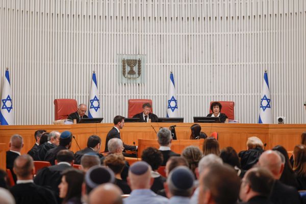 הדיון בעתירות נגד הדחתו של בר [צילום: יונתן זינדל, פלאש 90]