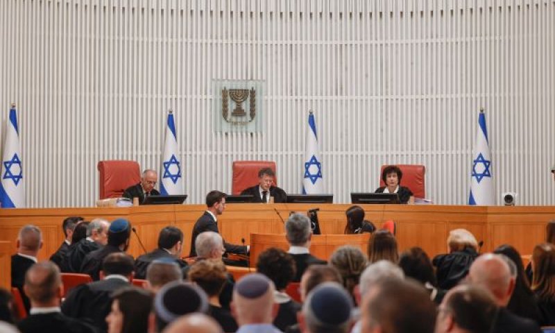 הדיון בעתירות על הדחתו של בר [צילום: יונתן זינדל, פלאש 90]