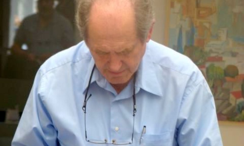 פרופ' יחזקאל טלר מדליק נרות זיכרון לזכר שש המיליונים [יח"צ]