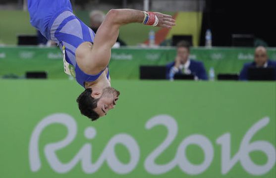 התמונה לא הפוכה. המתעמל הבריטי כריסטיאן תומס [צילום: רבקה בלקוול, AP]