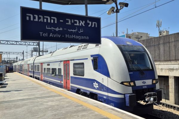 רכבת חשמלית בתחנת ת"א ההגנה