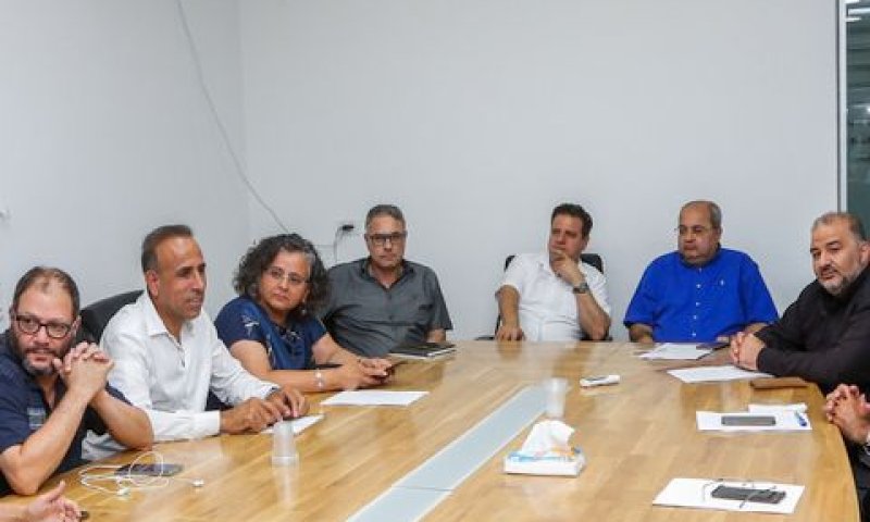 ישיבת הסיעה בכפר קאסם [צילום: רועי עלימה/פלאש 90]