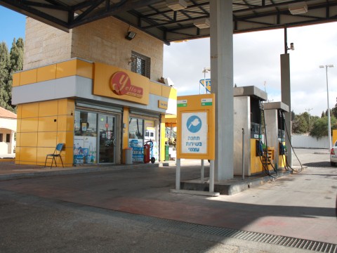 חנות נוחות ומעליה משרד
