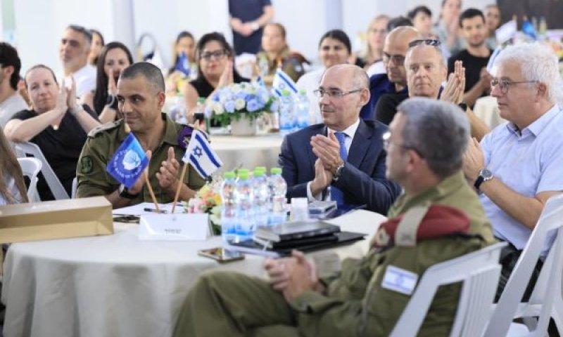 אמיר ירון עם נציגי צה"ל [צילום: דובר צה"ל]