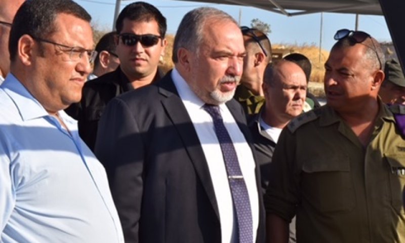 ליברמן. ישוחח עם שר התחבורה והשר לבט"פ [צילום: אריאל חרמוני, משרד הביטחון]