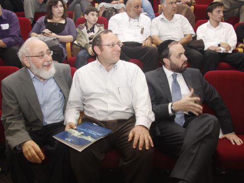 אילן גאל-דור (במרכז) והשר אטיאס