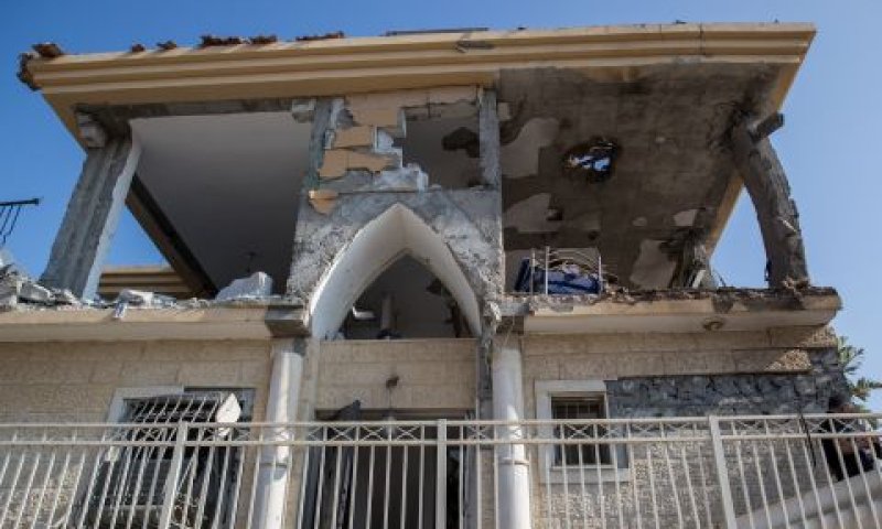 הבית שנפגע הלילה בבאר שבע [צילום: יונתן זינדל/פלאש 90]