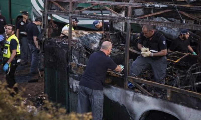 האוטובוס החרוך [צילום: הדס פרוש/פלאש 90]