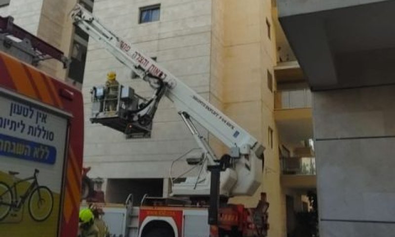 צוותי כיבוי והצלה בבניין בפ"ת [צילום: דוברות איחוד הצלה]