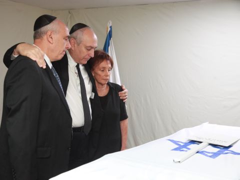 בניו של פרס ליד הארון [צילום: יצחק הררי]