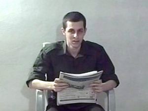 גלעד שליט בקלטת הוידיאו האחרונה [צילום: AP]