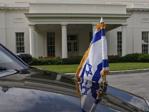 דגל ישראל מונף על אחת המכוניות ממשלחתו של נתניהו [צילום: AP]