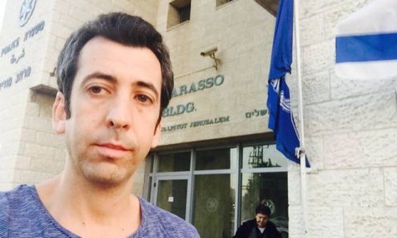 לרר. טביעות אצבע בחדר מלא שקשוקי אזיקים [צילום: מתוך הפייסבוק]